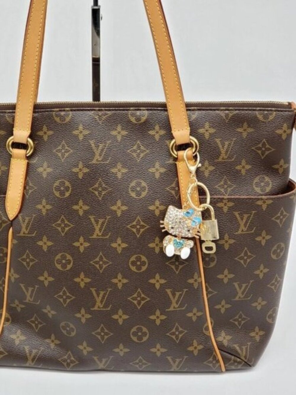 Louis Vuitton Authentic Gold Padlock 🔒 Key+Unbranded Hello Kitty Keychain/Charm - Picture 2 of 7